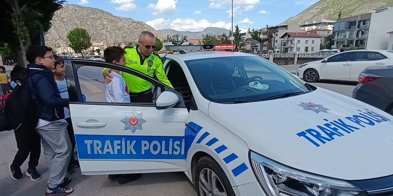 Amasya Polisinden İlkokul Öğrencisine 23 Nisan Jesti