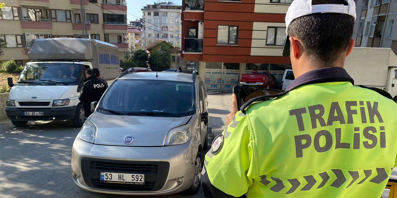 Rize'de Freni Boşalan Minibüs Park Halindeki Kamyonete Çarptı; 2 Yaralı