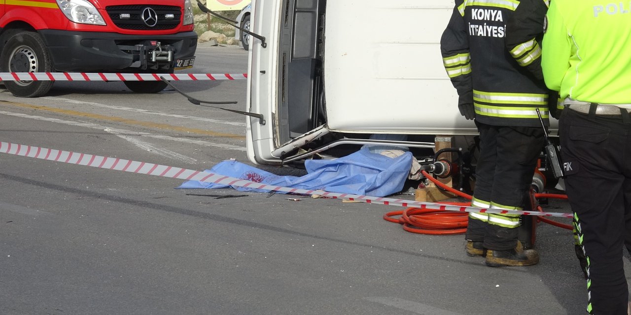 Yasak Noktadan 'U' Dönüşü Yapmak İsteyen Minibüse Otomobil Çarptı: 1 Ölü, 3 Yaralı