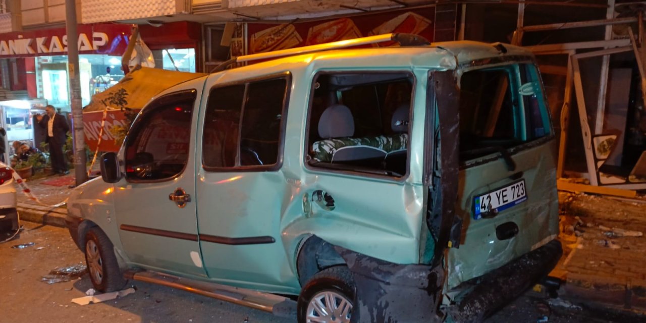 İstanbul-esenyurt'ta Yokuş Aşağı Kayan Kamyon 11 Araca Çarptıktan Sonra İş Yerine Girdi