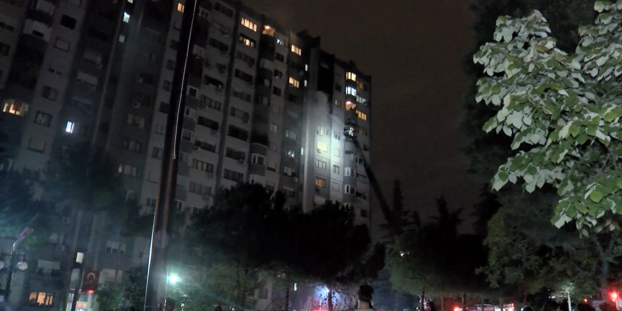 İstanbul - Bakırköy'de 15 Katlı Binada Yangın Paniği; Apartman Sakinleri Kendini Sokağa Attı