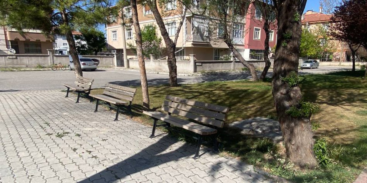 Parkta Oturan İki Öğrenciye 'Mahallenin Namusunu Kirlettiniz' Diye Makasla Saldırdı