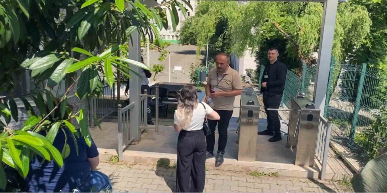 Yine bildik görüntüler yine sınava yetişemeyip dışarıda kaldılar