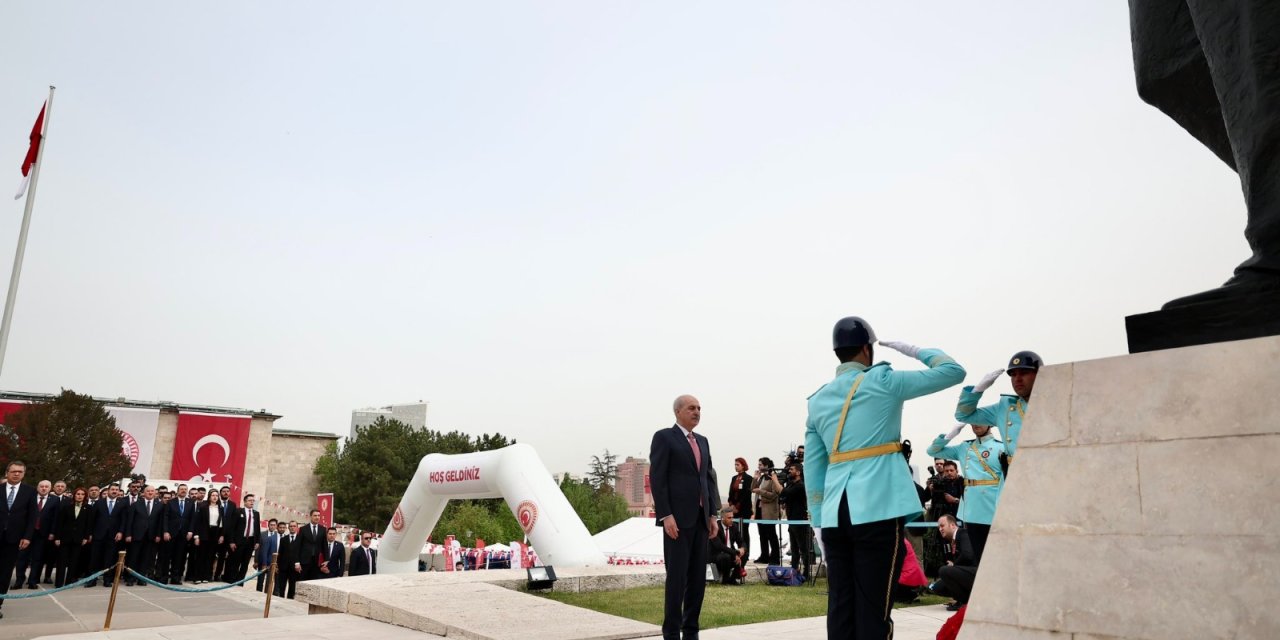 Kurtulmuş, Tbmm'deki Atatürk Anıtı'na Çelenk Bıraktı