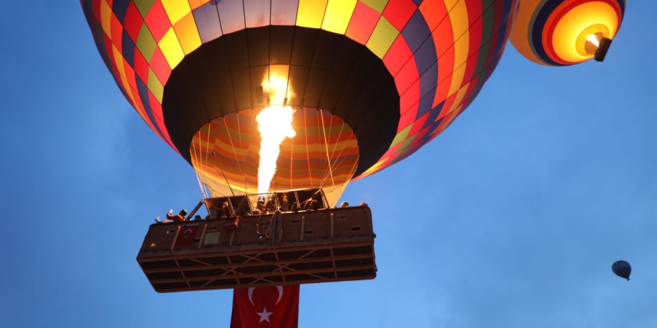 Kapadokya'da Balonlar, Türk Bayraklarıyla Havalandı
