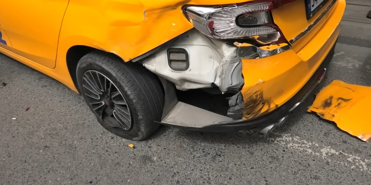 İstanbul - Şişli’de Önündeki Araca Çarpan Minibüs Yan Yattı