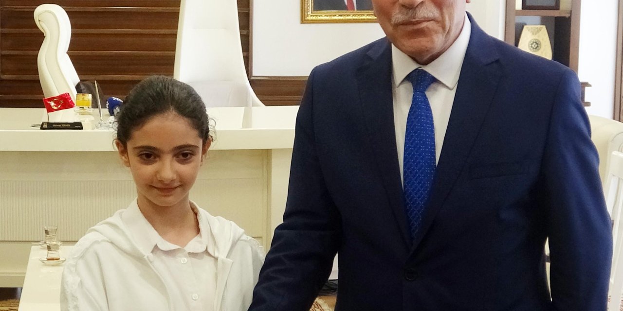 Erzurum'da Başkan Koltuğuna Oturan Nisa'dan Başıboş Köpeklerin Toplatılması Talimatı