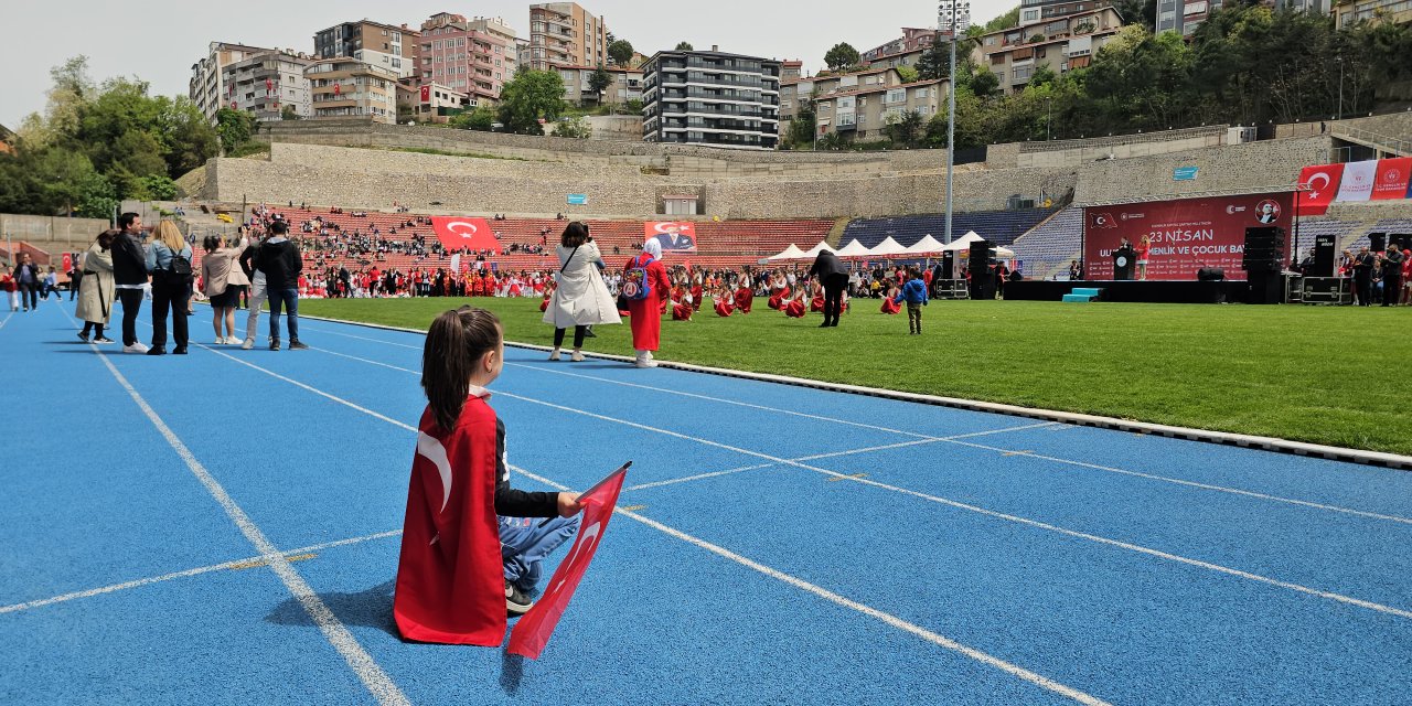 Saha Kenarında 23 Nisan Gösterilerinde Yer Alan Öğrencileri İzleyip, Onları Taklit Etti