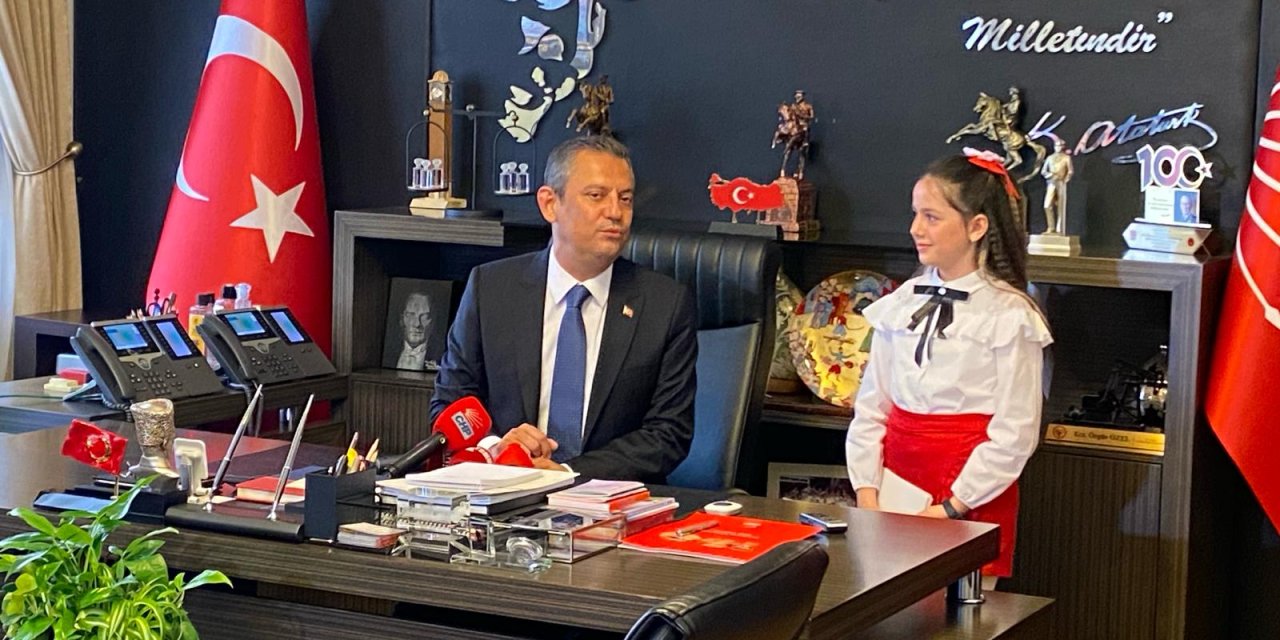 Koltuğunu Dora'ya Bırakan Özgür Özel: İyice Yerleşmezseniz, Kaldırabilirler