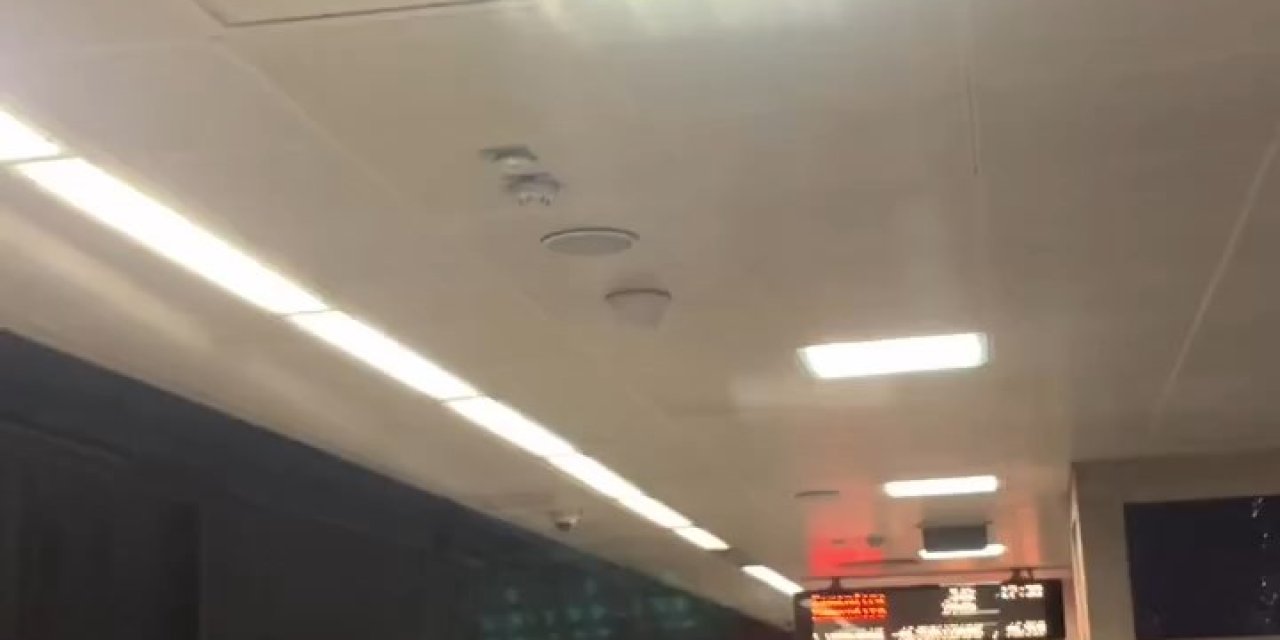 İstanbul -  Yolcusuz Metrolar Çarpıştı, Seferler Saatlerdir Aksıyor