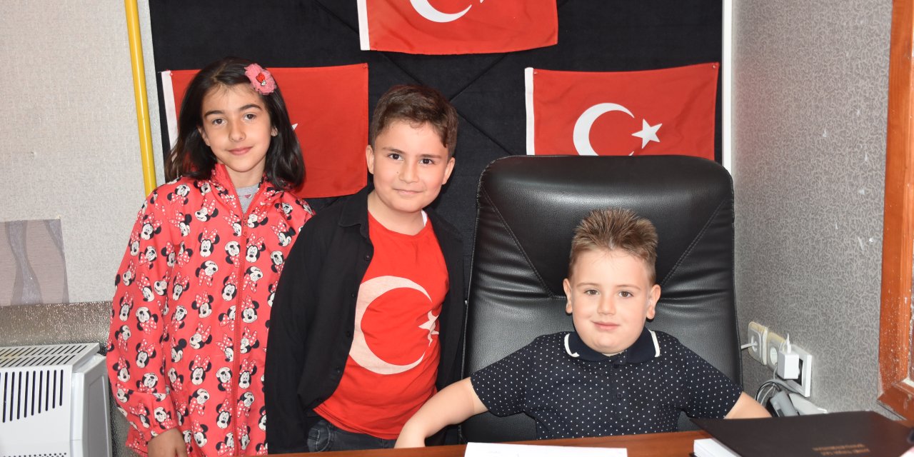 Sivas’ta 4 Yaşındaki Aras, Mahalle Muhtarının Koltuğunu Devraldı