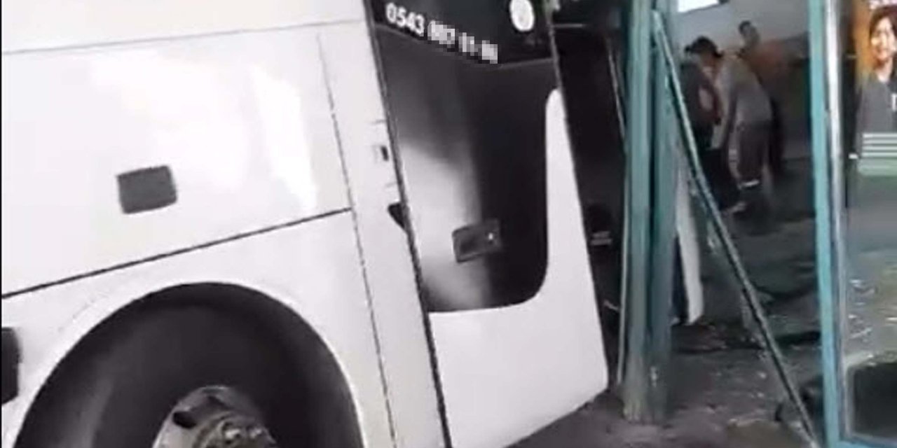 Otobüs, Perona Girerken Yolcu Bekleme Alanına Çarptı