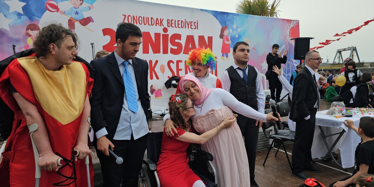 23 Nisan’da ‘Özel Oyuncular' Çocukları Eğlendirdi