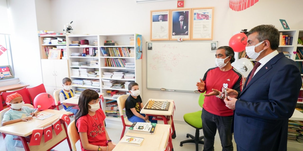 Bakan Tekin, Hastanedeki Çocukların Bayramını Kutladı