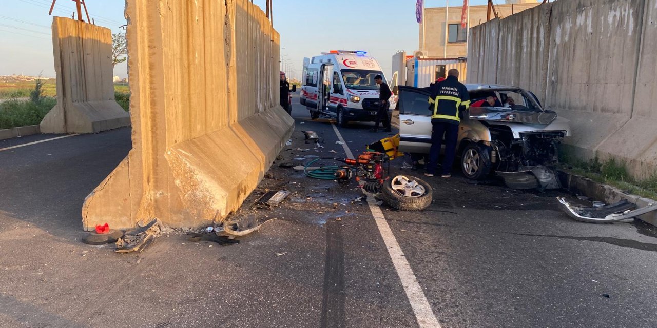 Kontrolden Çıkan Otomobil, Uygulama Noktasındaki Beton Bariyere Çarptı: 3 Yaralı