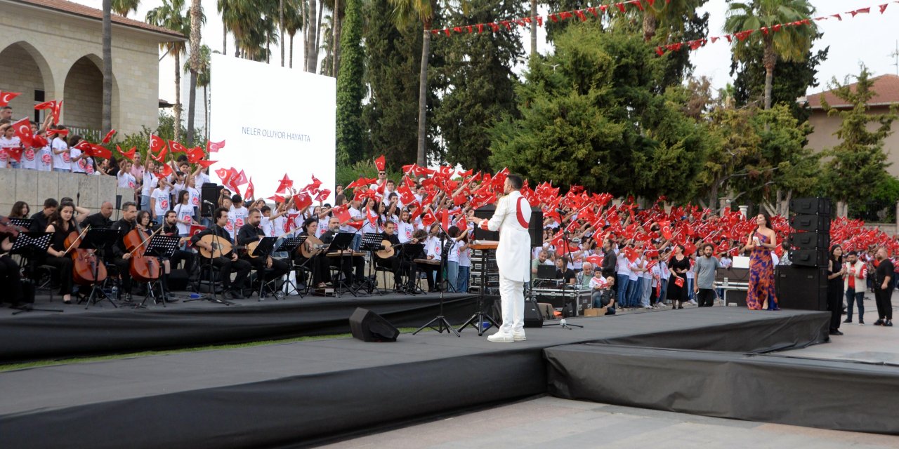 Mersin'de 1923 Öğrenci İle 23 Nisan Konseri