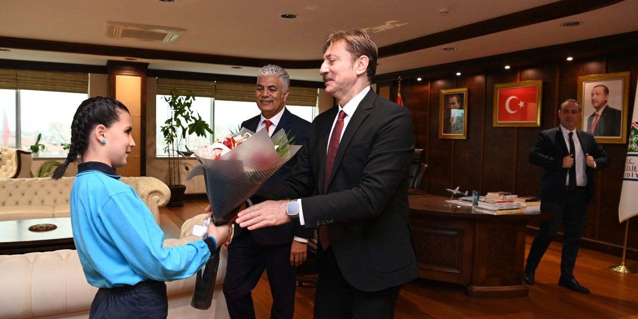 İstanbul-bahçelievler Belediye Başkanlığı Koltuğuna 10 Yaşındaki Masal Yılmaz Oturdu