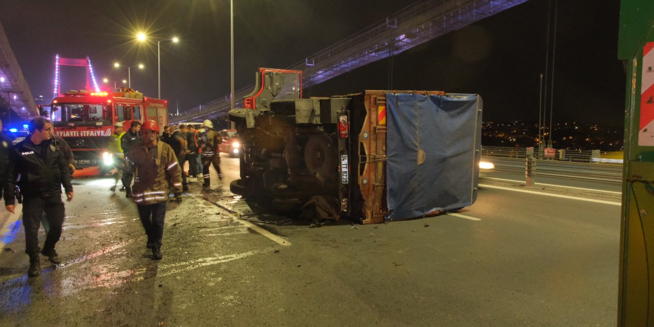 Fsm Köprüsü'nde, Otomobil İle Çarpışan Kamyon Devrildi: 2 Yaralı