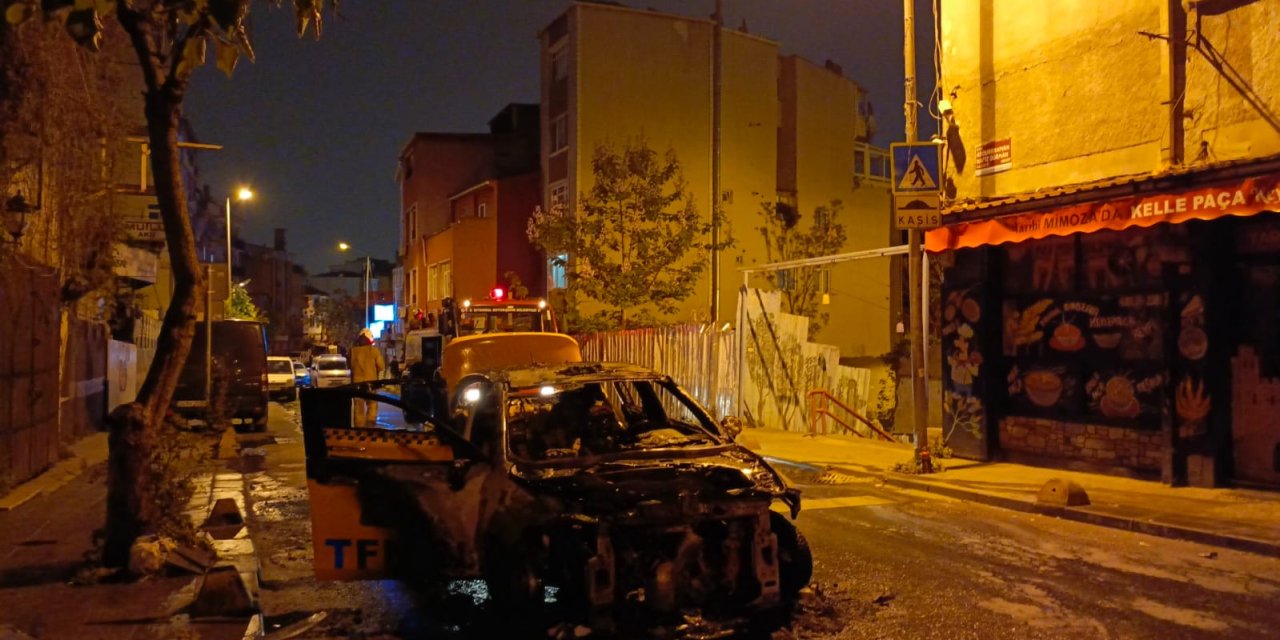 Fatih'te, Seyir Halindeki Taksi Alev Alev Yandı