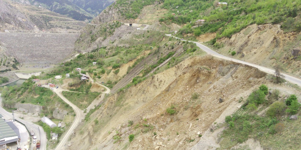 Gümüşhane'de Baraj Yakınında Heyelan Anı Kamerada