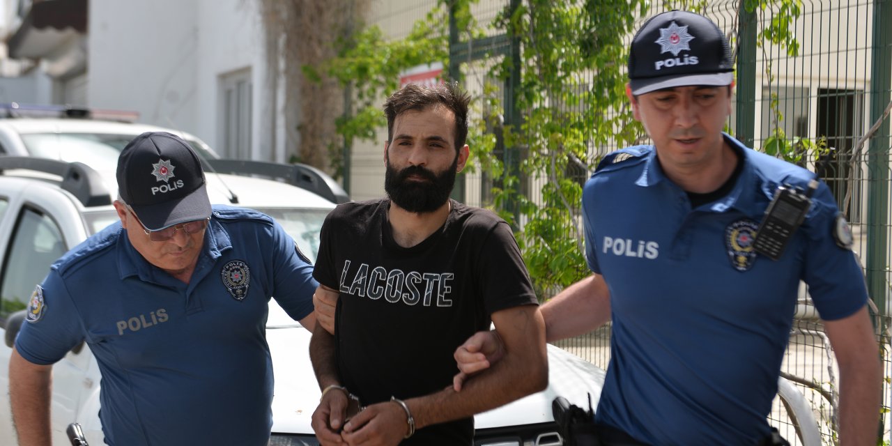 Eşi Kapıyı Geç Açınca Şüphelendi, Mutfak Tezgahının Altında Yakaladığı Arkadaşını Bıçakladı