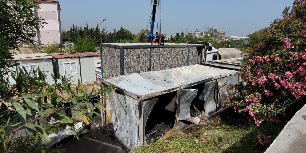 İskenderun Devlet Hastanesi’nde Poliklinik Olarak Kullanılan 3 Konteyner Yandı (2)