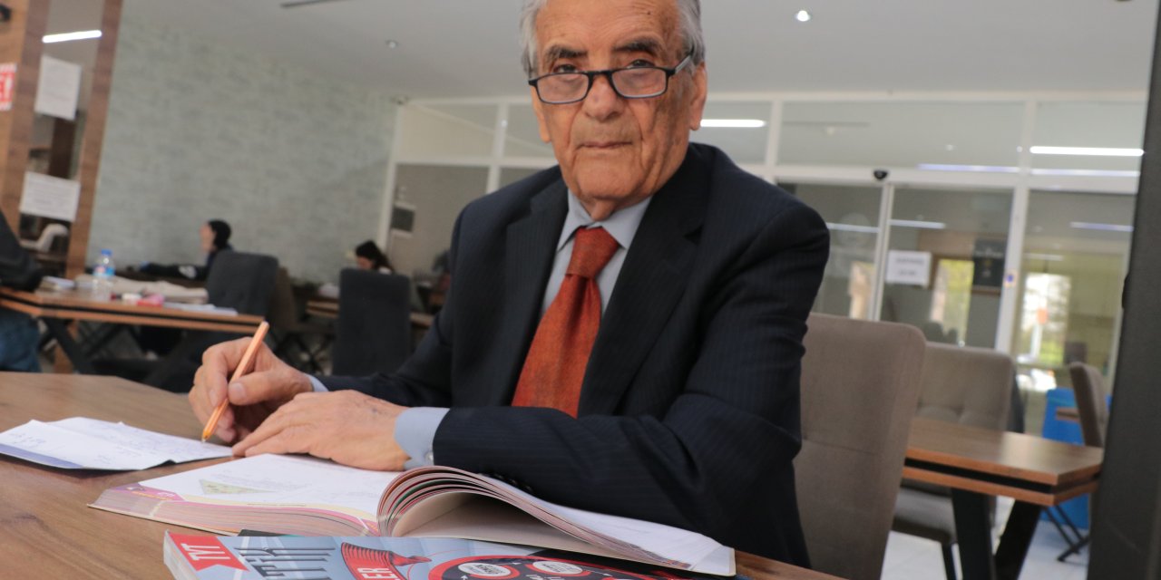 82 Yaşındaki Öğretmen, Alzheimer'a Matematikle Meydan Okuyor