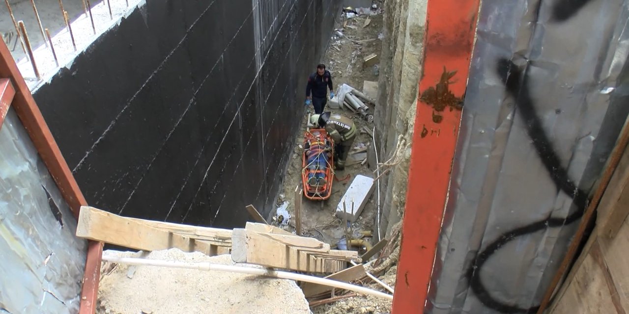 İstanbul - Bağcılar'da 10 Metre Yükseklikten Düşen İşçiyi İtfaiye Ekipleri 1 Saatlik Çalışma Sonucu Kurtardı