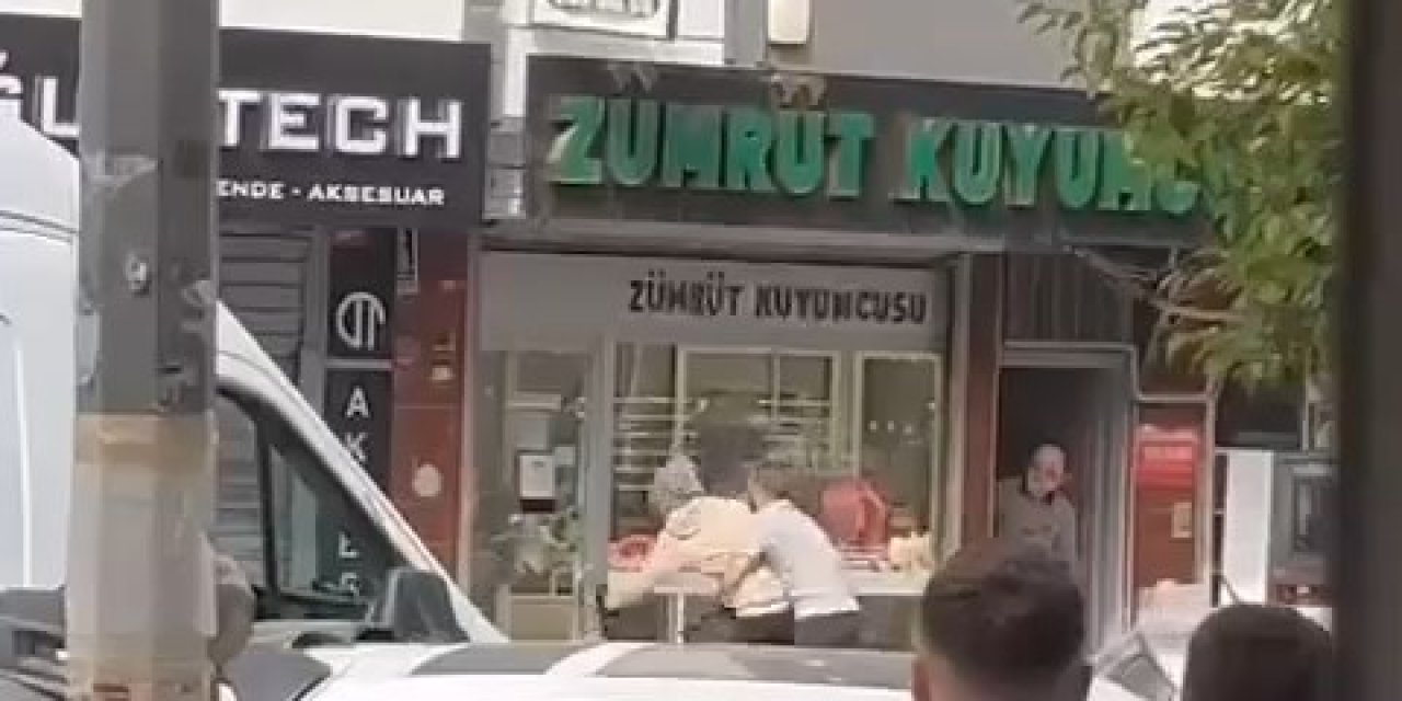 İstanbul- Küçükçekmece'de Kuyumcu Önünde Silahlar Patladı; Soygunculara Linç Girişimi - 2 (Ek Görüntüyle)