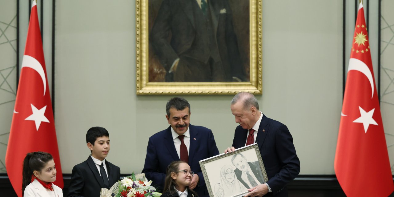 Erdoğan'a Annesiyle Resmini Hediye Eden Buğlem: Çok Mutlu Oldu