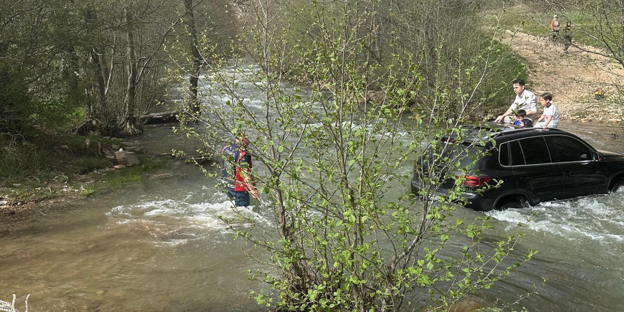 Derede Ciple Geçerken Mahsur Kaldılar; ‘Sunroof'tan Çıkıp Kurtuldular