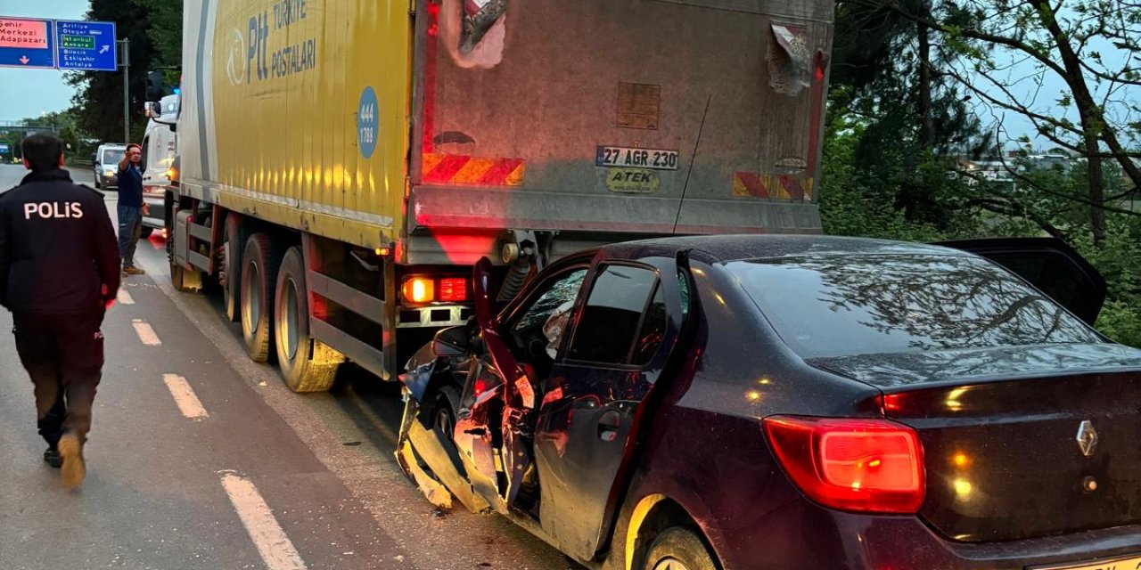 Otomobil, Kargo Kamyonuna Çarptı: 1 Ölü, 2 Yaralı