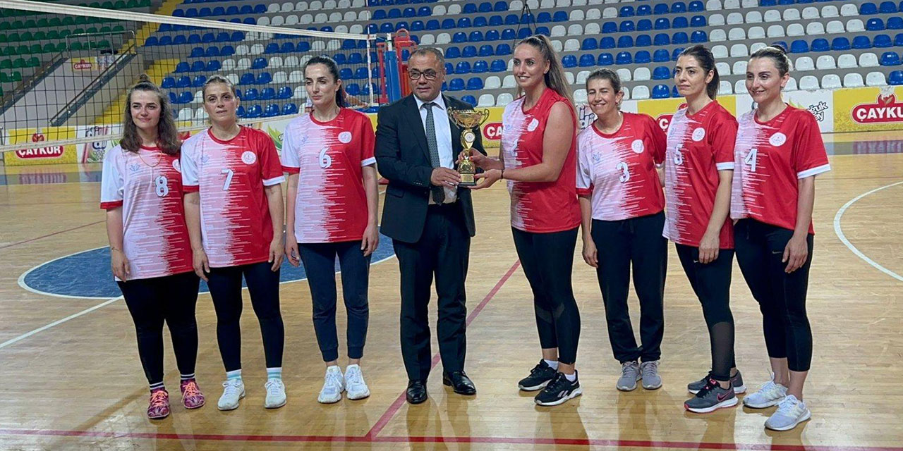 Rize'de Kurumlar Arası Voleybol Turnuvası Kadınlarda Milli Eğitim Müdürlüğü Şampiyon Oldu