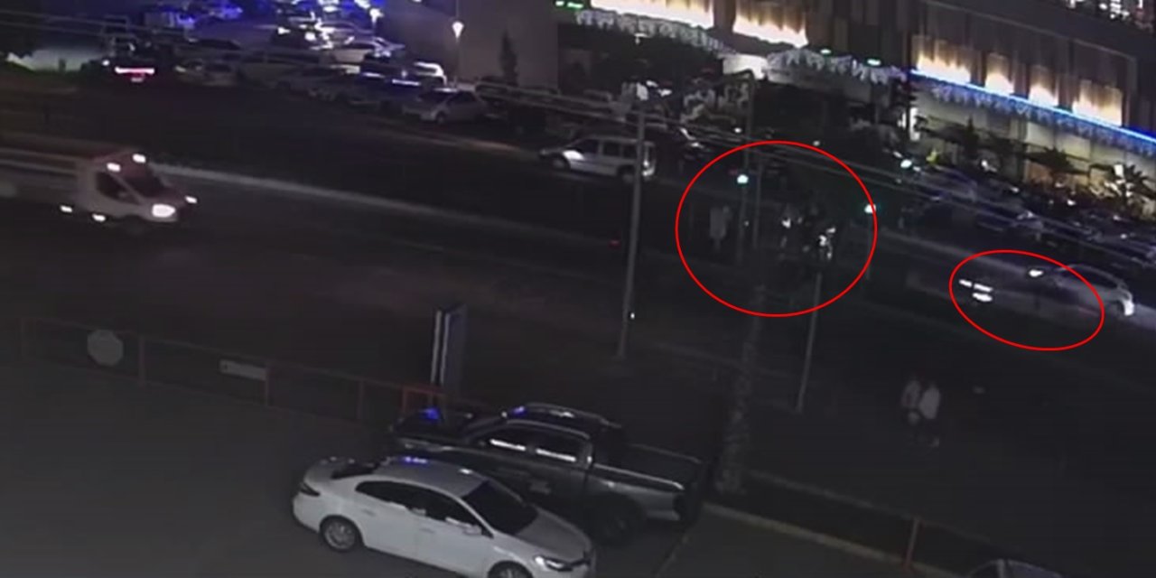 Otomobilin Yaya Geçidinde 1'i Bebek 4 Çocuğa Çarptığı Kaza Kamerada