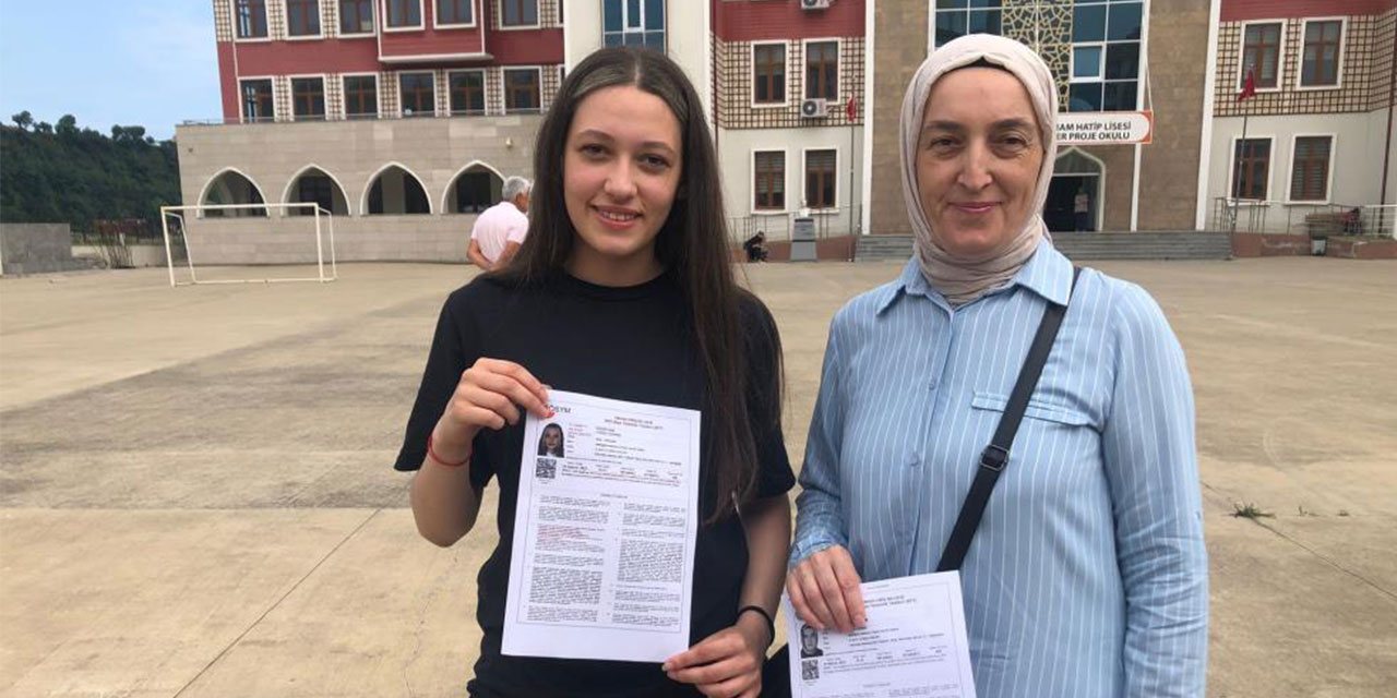 Rize'de anne kız aynı okulda sınava girdiler