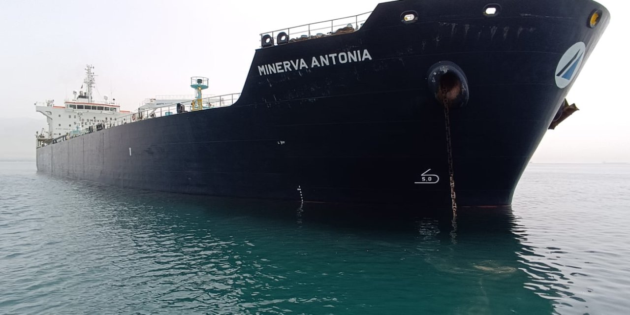 İskenderun'da Karaya Oturan Yunanistan Bayraklı Gemi Kurtarıldı