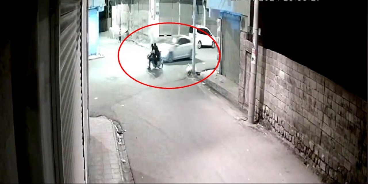 Mardin'de Otomobille Çarpışan Motosikletteki 2 Kişi Yaralandı; Kaza Kamerada