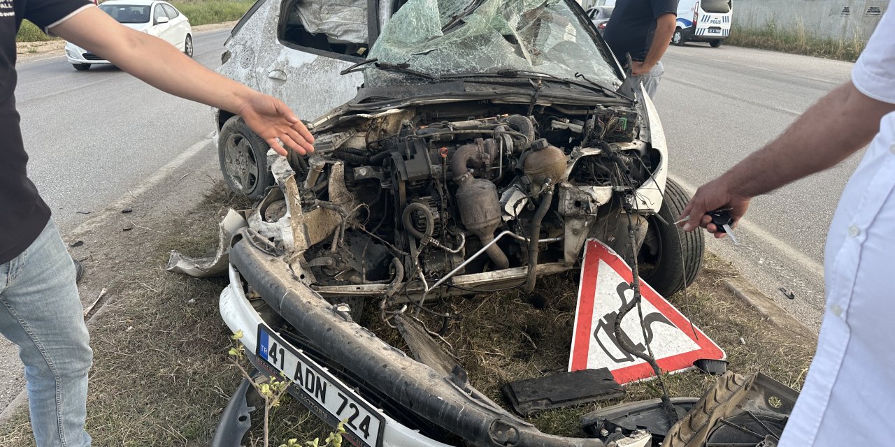 Adana'da, Refüjdeki Ağaca Çarpan Otomobilin Sürücüsü Ağır Yaralandı