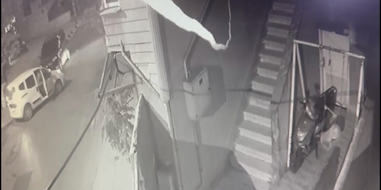 İstanbul-küçükçekmece’de Kaldırımda Oturanlara Yönelik Silahlı Saldırı Anı Güvenlik Kamerasına Yansıdı