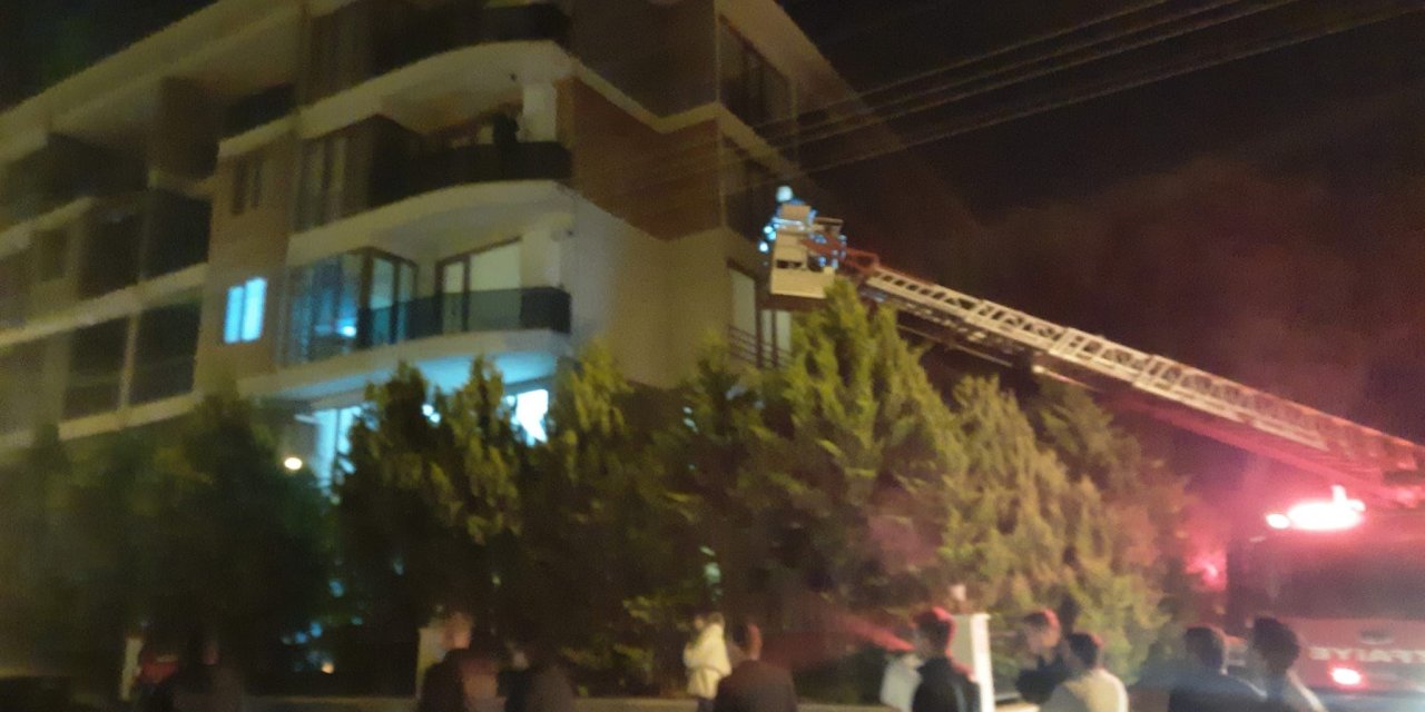 Otoparktaki Otomobil Yangını Endişe Yarattı, 52 Dairelik Bina Tahliye Edildi