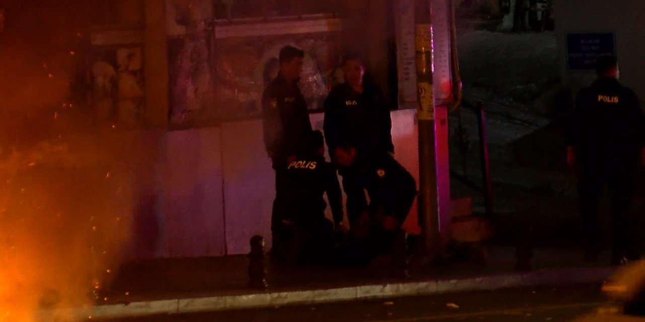 Beyoğlu'nda, Polis Denetimi Sırasında Sinir Krizi Geçiren Sürücü Motosikletini Ateşe Verdi