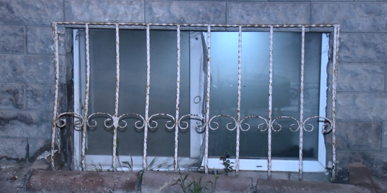 Sultangazi'de, 4 Katlı Binanın Bodrum Katında Yangın: 2 Kişi Dumandan Etkilendi