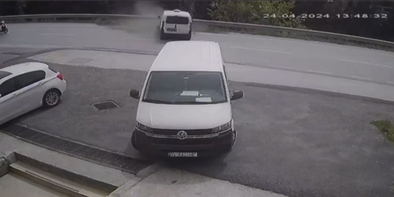 İstanbul - Ümraniye’de Kaza Yapan Araca Motosikletli Kurye Çarptı: 2 Yaralı