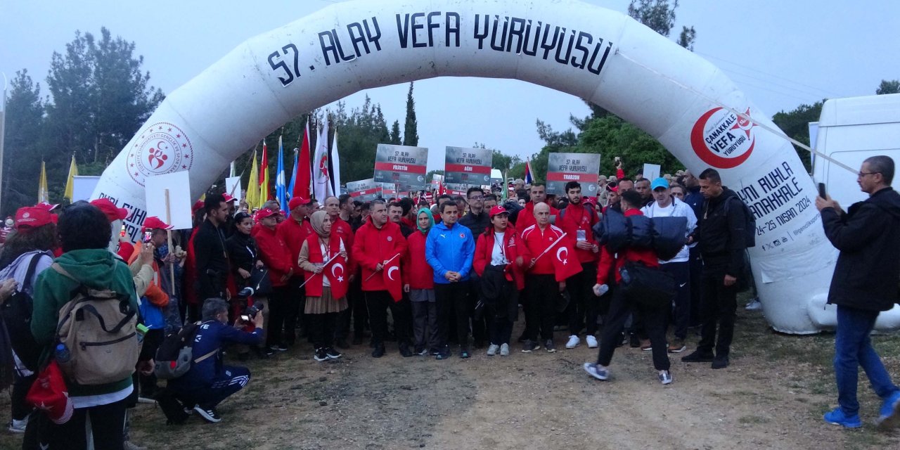 Bakan Bak, Çanakkale'de 57’nci Alay'a Vefa Yürüyüşü'ne Katıldı