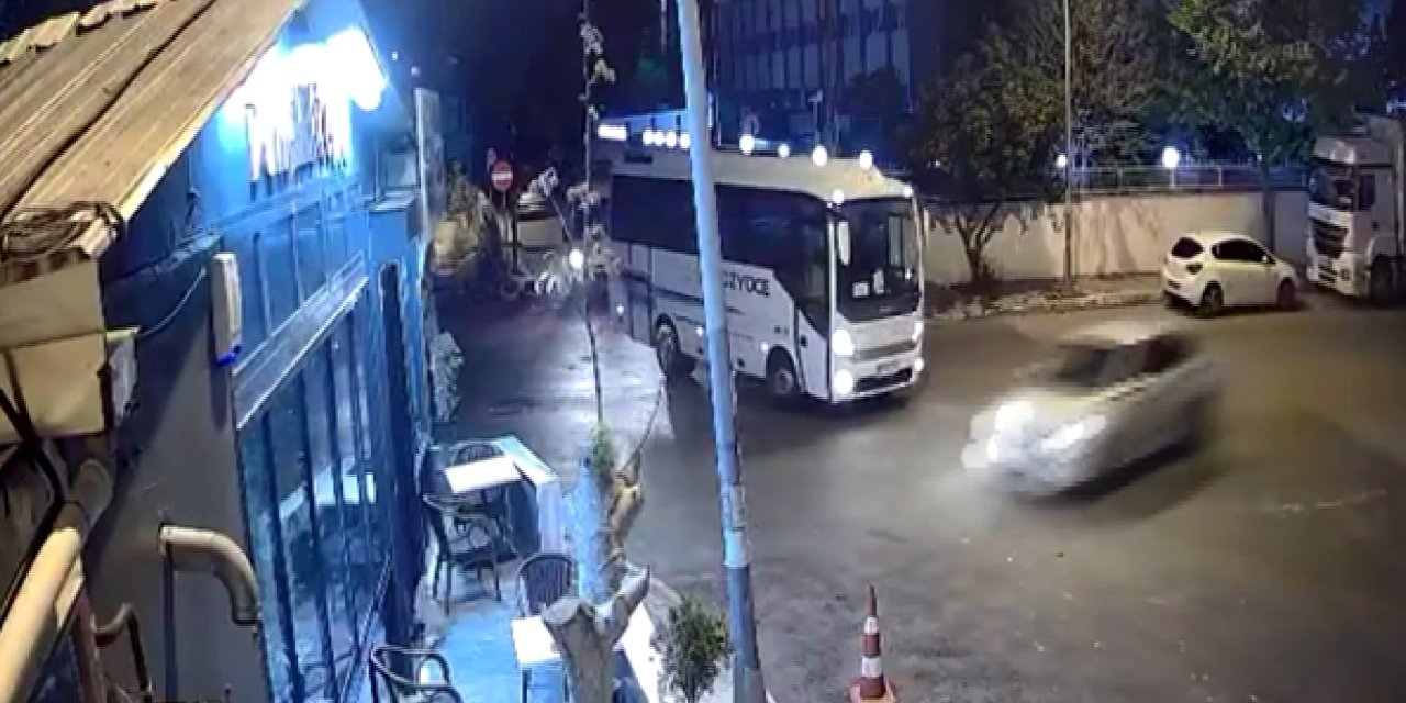 İstanbul - Avcılar’da Otomobil Kafeye Girdi, Kedi Saniyelerle Kurtuldu