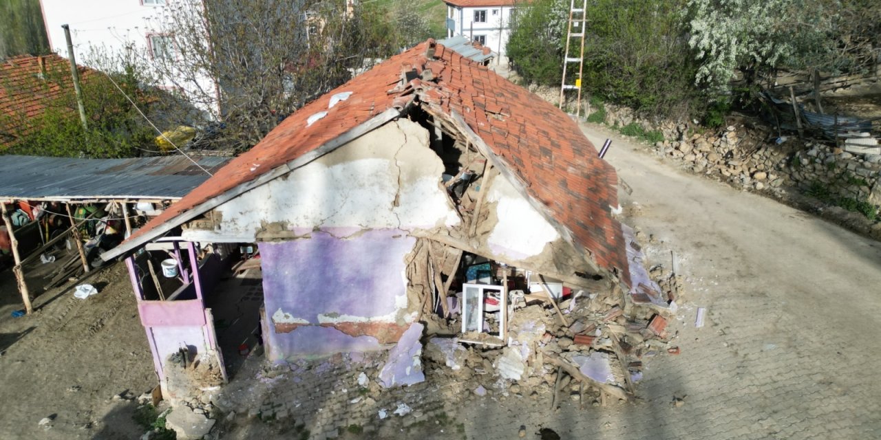 Kırsaldaki Toprak Yapılar Depremin Büyüklüğüne Bakmaksızın Yıkılıyor
