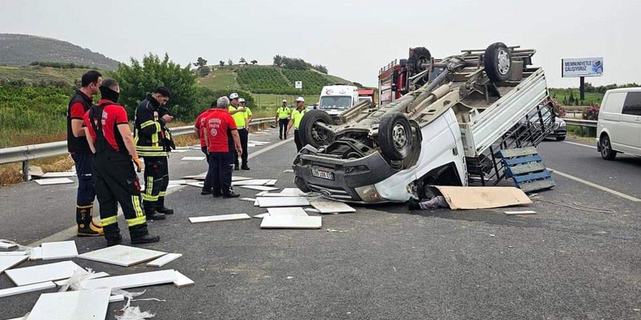 Lastiği Patlayan Kamyonet Devrildi 1 Ölü, 2 Yaralı