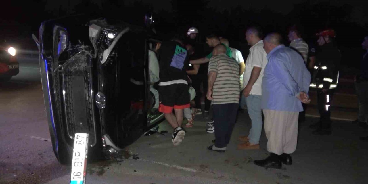 Aydınlatma direğine çarpan otomobildeki 2 kişi yaralandı