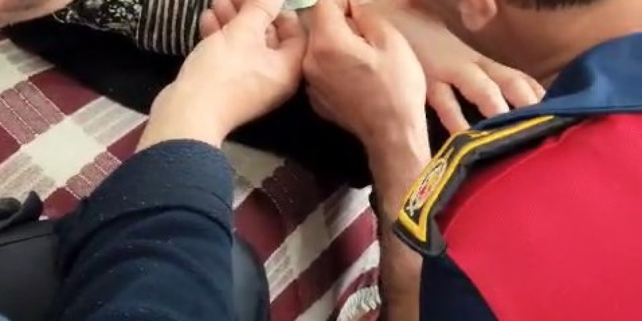 Engelli Kadının Bileğini Sıkan Bilezik Kesilerek Çıkarıldı