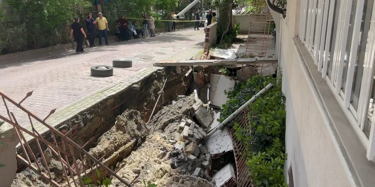 İstanbul- Avcılar'da Kaldırım Çöktü